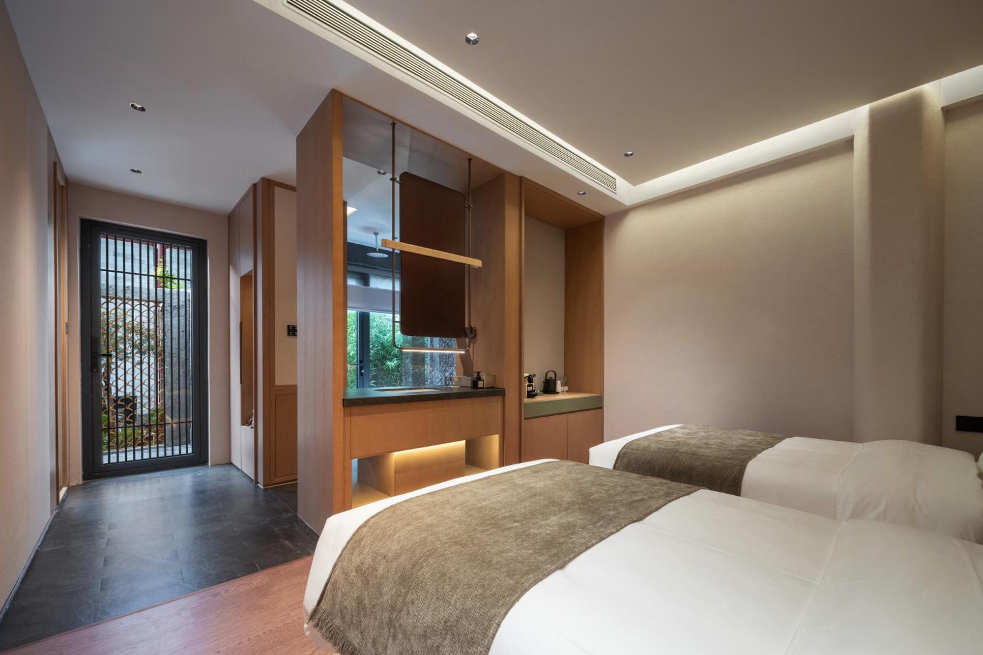 Happy Dragon Courtyard- Newly Renovated With French Windows, Near Tian'Anmen Forbidden City,Lama Temple And Heaven Temple, 3Minutes Walk From Subway,Fluent English Speaking With Tourist Sights Tickets Service ,Free Coffee &Laundry Service Beijing Eksteriør bilde